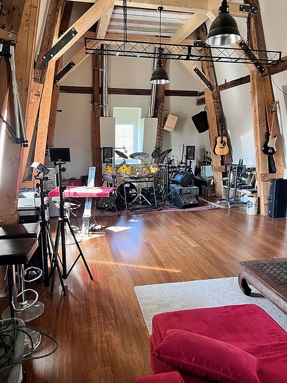 Studio de musique sous les poutres : batterie, guitares et amplis